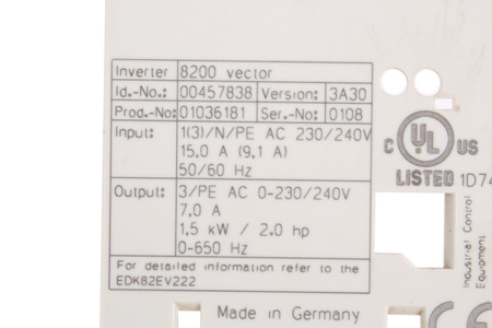 E82EV152_2C LENZE PARTEA DIN FAȚĂ A CUTIEI
