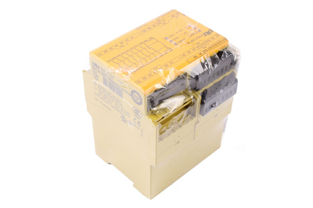 PNOZ X9P 24DC 24-240VACDC 7NO 2NC 2SO PILZ 777606 RELEU DE SIGURANȚĂ