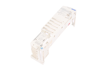 E82EV152_2C LENZE PARTEA DIN FAȚĂ A CUTIEI